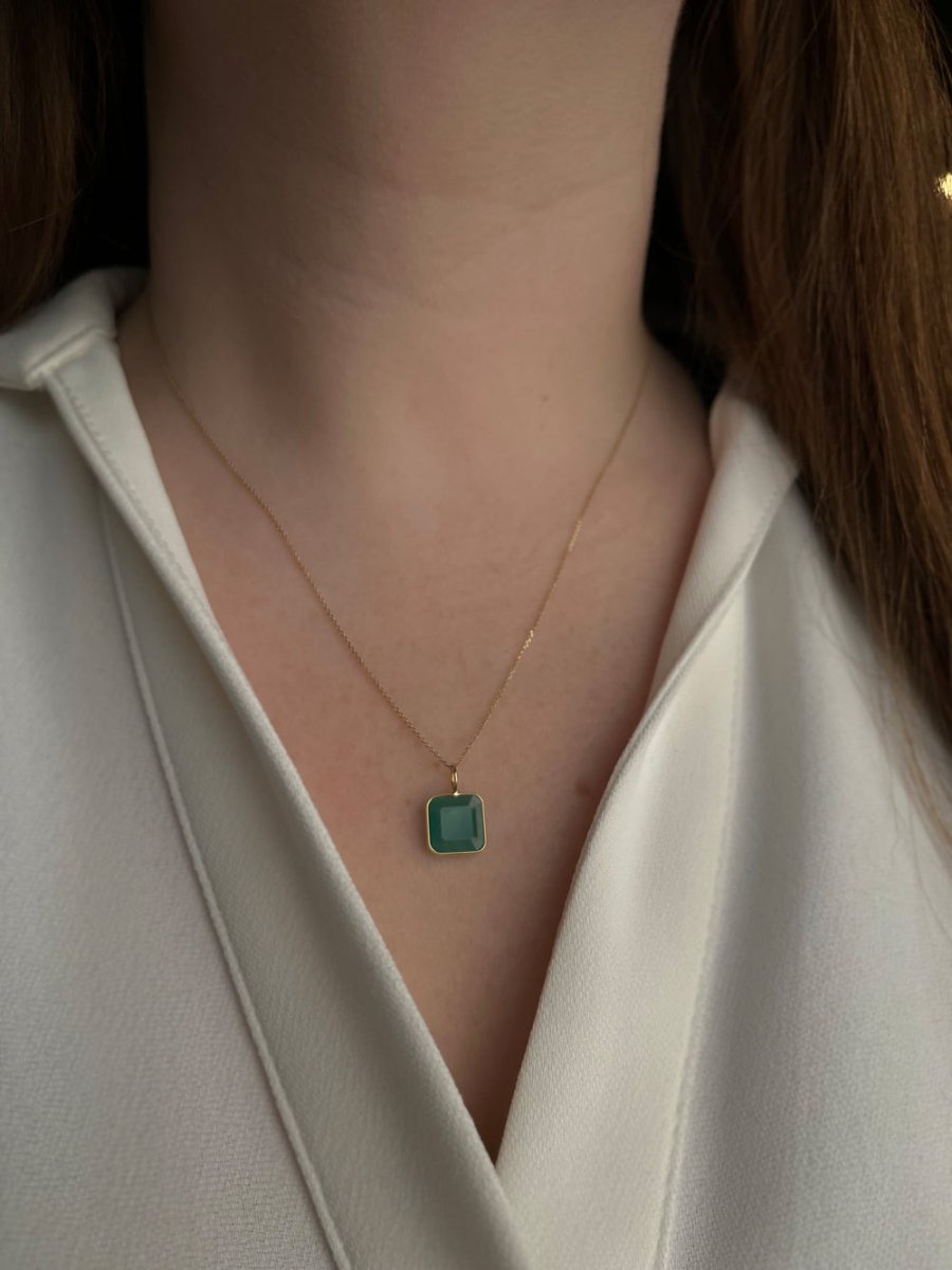 18k Gold Emerald Pendant Necklace