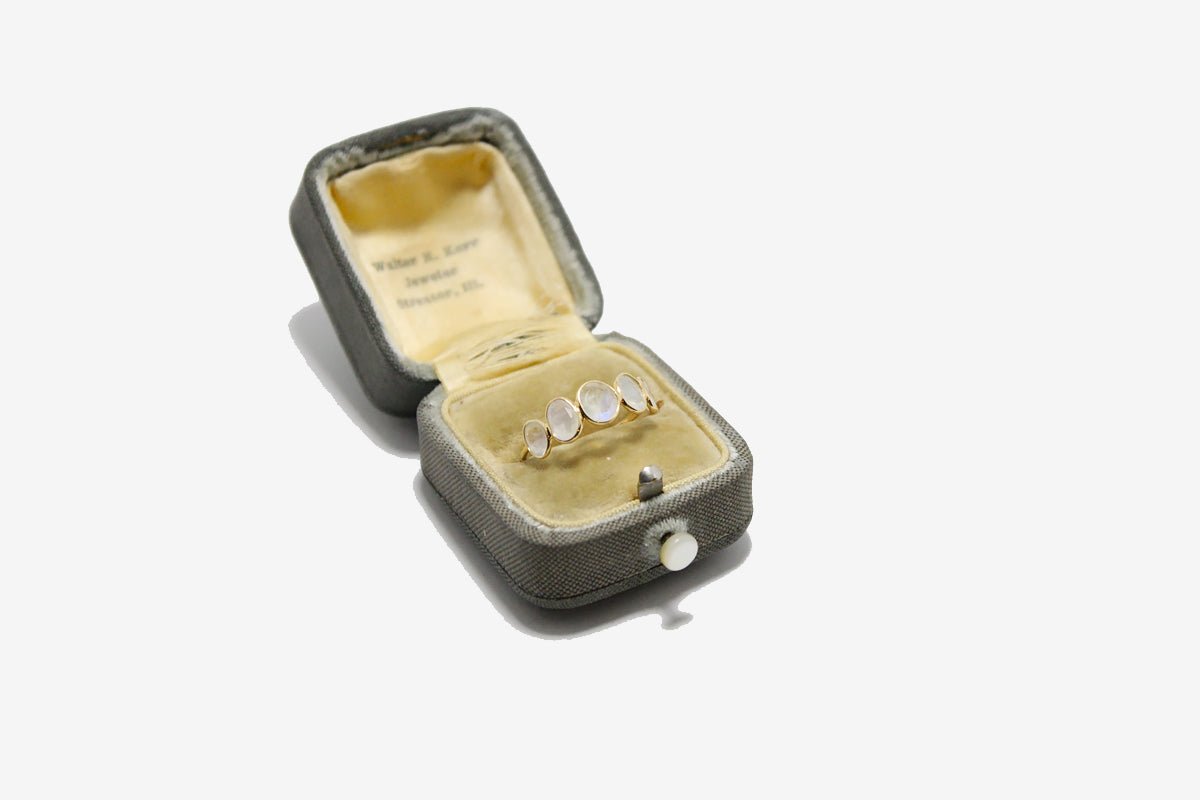 18k Gold Oval Moonstone Ring