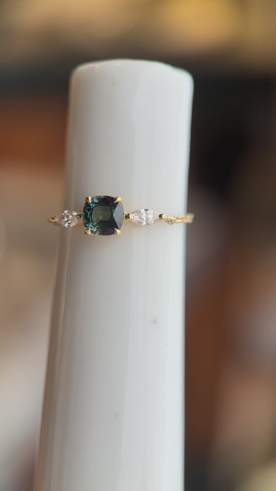 Load and play video in Gallery viewer, 18k Gold Green Sapphire &amp;amp; Diamond Dream Weaver Chain Ring

