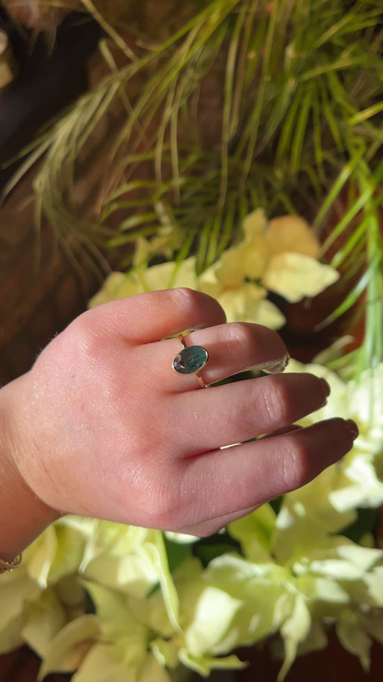 Load and play video in Gallery viewer, 14K Gold Oval Emerald Ring
