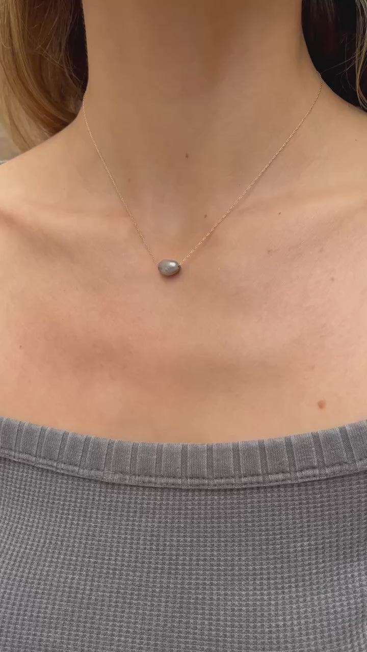 Load and play video in Gallery viewer, Petite Baleine 14k Single Keshi Pearl Necklace
