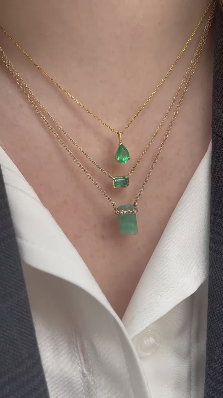 Load and play video in Gallery viewer, Yi Collection 18k Gold Emerald Dewdrop Necklace
